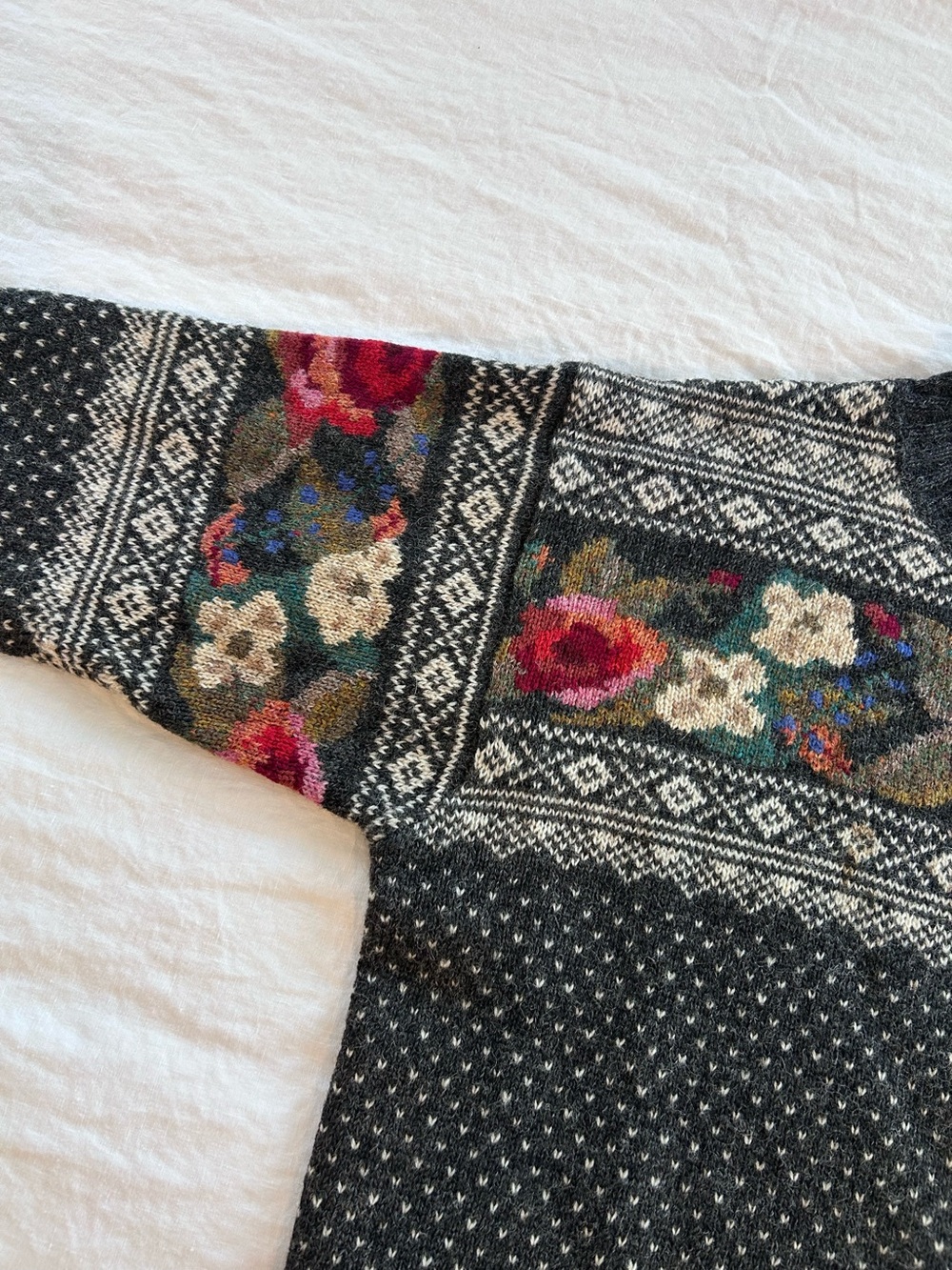 VINTAGE Icelandic Design 100% Wool Charcoal Grey Floral Sweater ~ Size Medium - Picture 3 of 4